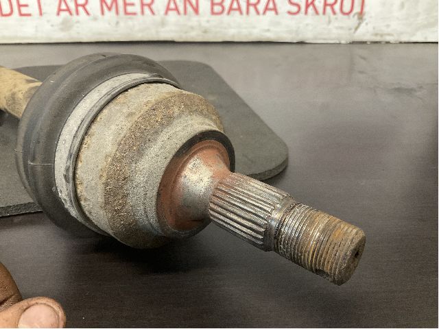 Vetoakseli etu vasen